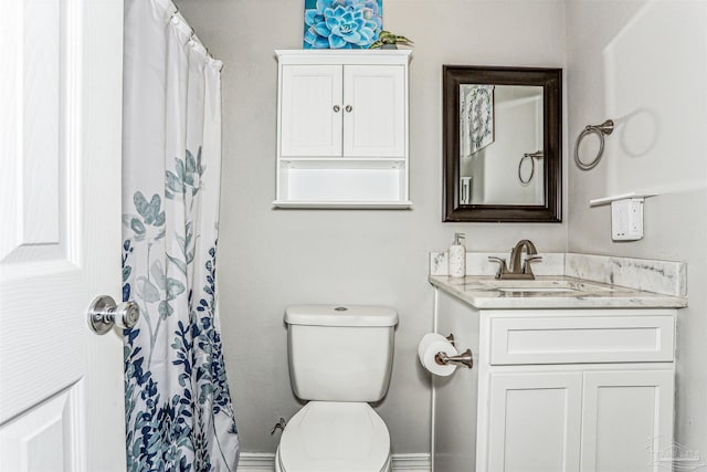 full bathroom featuring toilet, a shower with curtain, and vanity