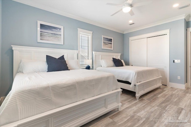 bedroom featuring ceiling fan, a closet, ornamental molding, and light hardwood / wood-style flooring