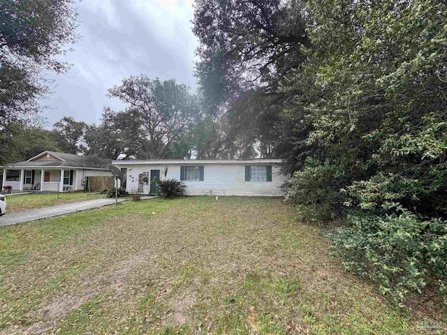 view of front of house featuring driveway and a front yard