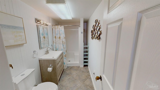 bathroom with curtained shower, toilet, and vanity