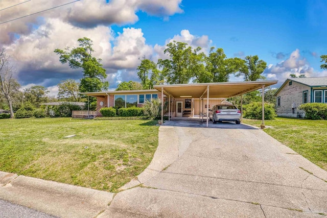 view of front of property featuring a carport, driveway, and a front yard