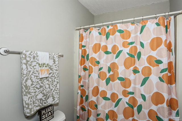full bath with toilet and a shower with curtain