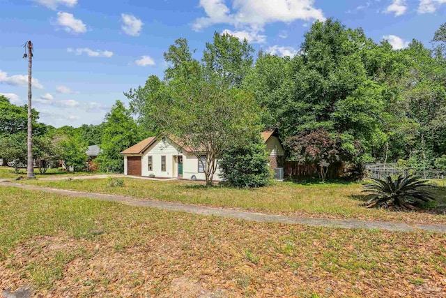 view of front of house featuring fence, a front lawn, and a garage