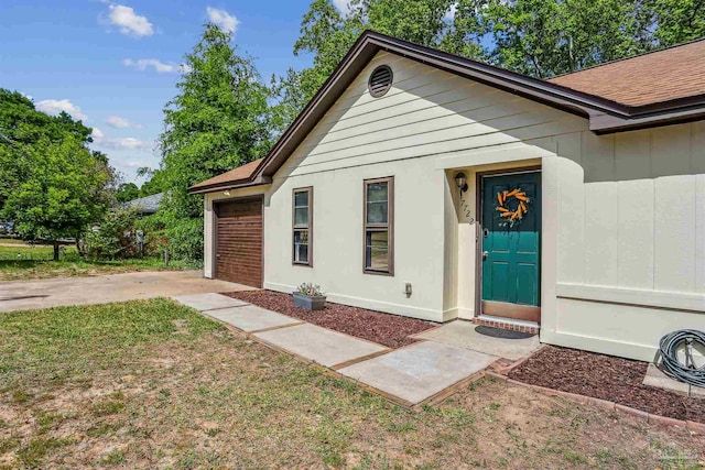 single story home featuring a shingled roof