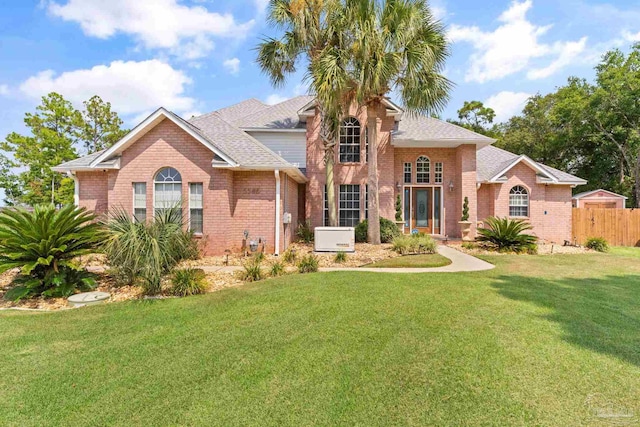 view of front of property featuring a front lawn