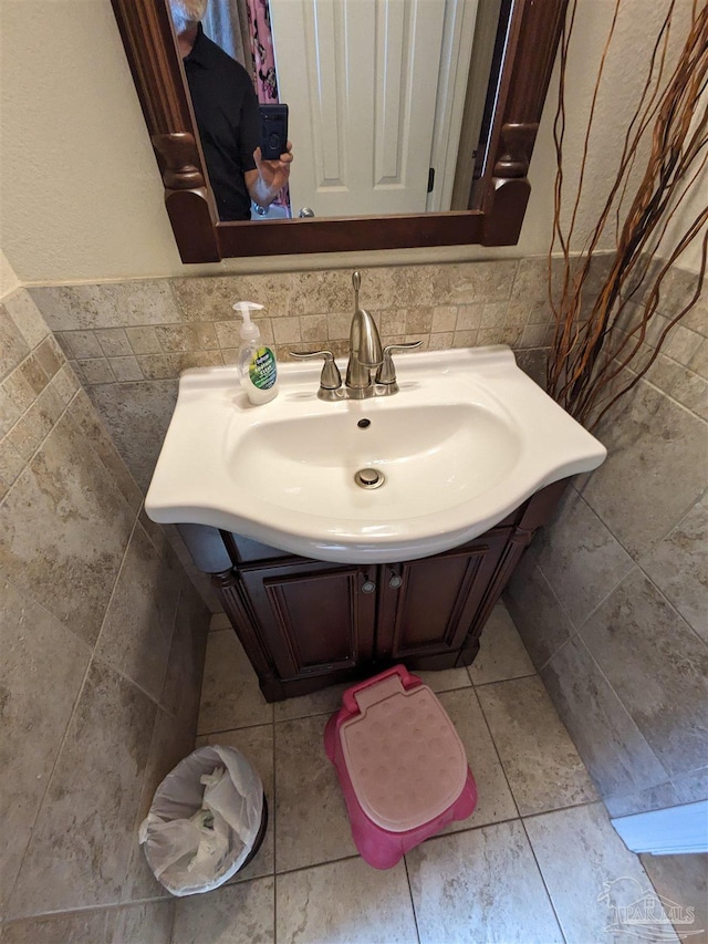 bathroom with vanity and backsplash