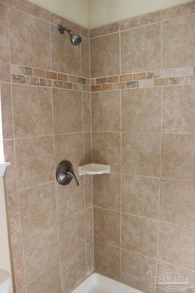 bathroom featuring tiled shower