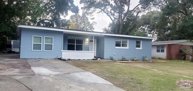 single story home featuring a front yard