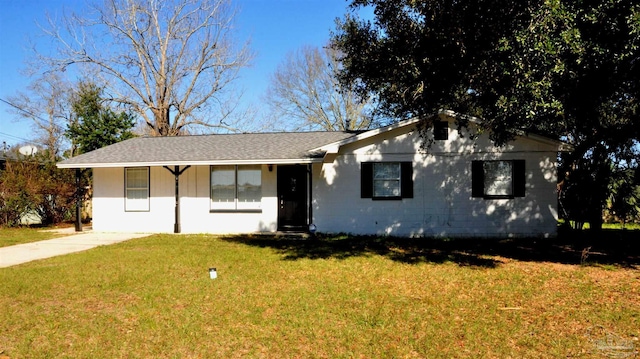 single story home featuring roof with shingles and a front yard