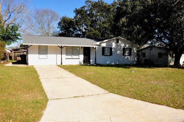 view of front of house featuring driveway and a front lawn