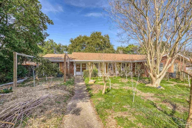 ranch-style house featuring a front yard