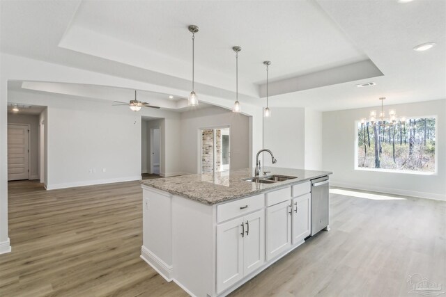 carpeted empty room with a raised ceiling and ceiling fan