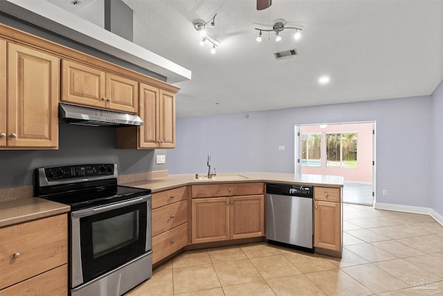 2759 Pleasant Bay Ct, Navarre, FL 32566 - kitchen with appliances with stainless steel finishes, under cabinet range hood, a sink, a peninsula, and light tile patterned floors