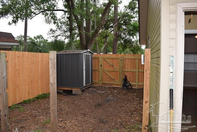 view of yard featuring a storage unit