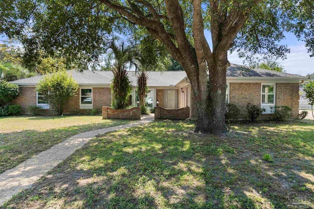 single story home with a front yard