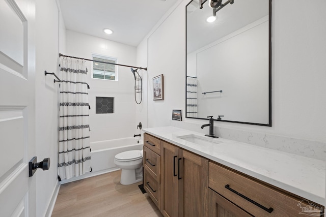 1550 W Romana St, Pensacola, FL 32502 - full bath with toilet, wood finished floors, vanity, and shower / bath combo with shower curtain