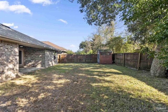 view of yard with a storage unit