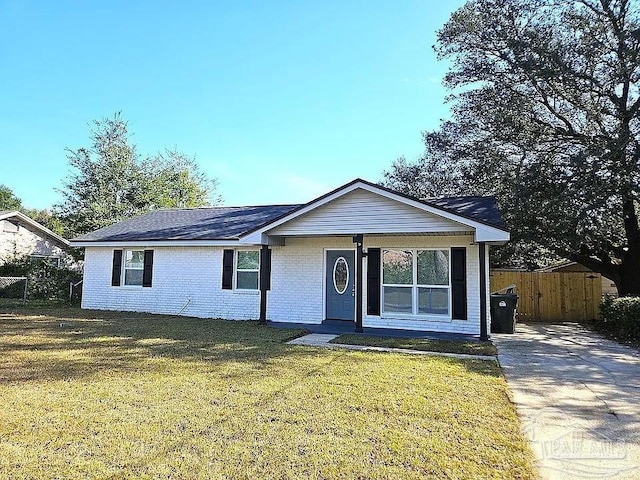 single story home featuring a front yard