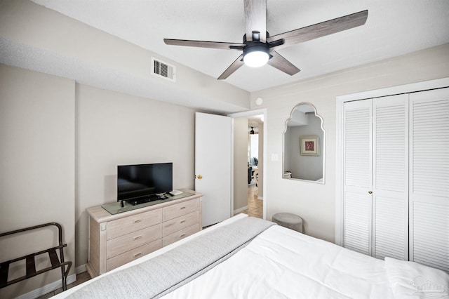 bedroom featuring ceiling fan and a closet