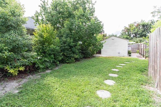 view of yard with an outbuilding