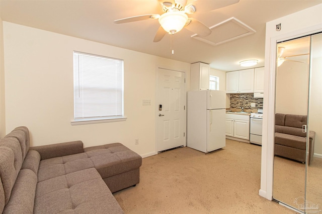 living room with sink and ceiling fan