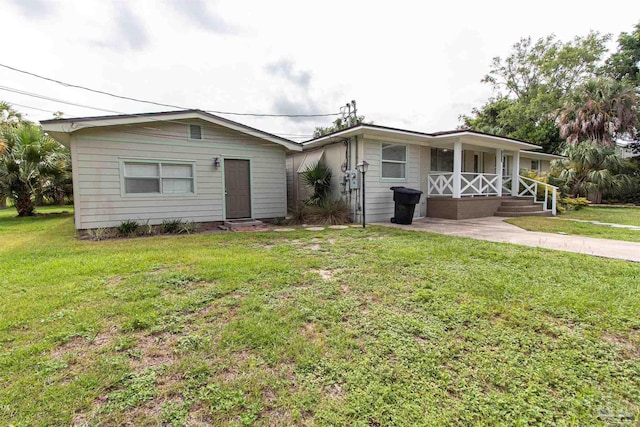 view of front facade featuring covered porch and a front lawn