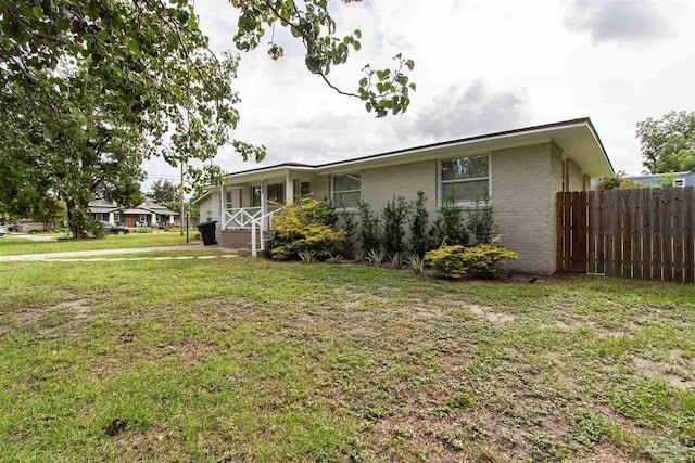 view of front of house featuring a front lawn