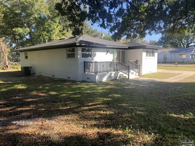 view of front facade featuring cooling unit and a front lawn