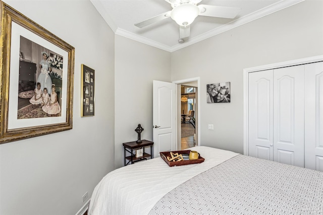 bedroom featuring ceiling fan, ornamental molding, and a closet