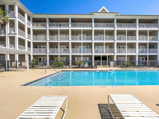 view of swimming pool