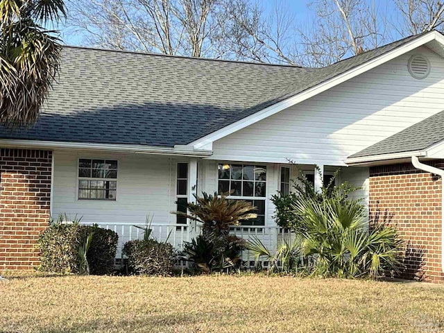 ranch-style house featuring a front lawn