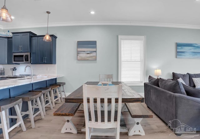 1592 W Beach Blvd Unit Kk, Gulf Shores, AL 36542 - dining space featuring ornamental molding, light wood-style floors, recessed lighting, and baseboards