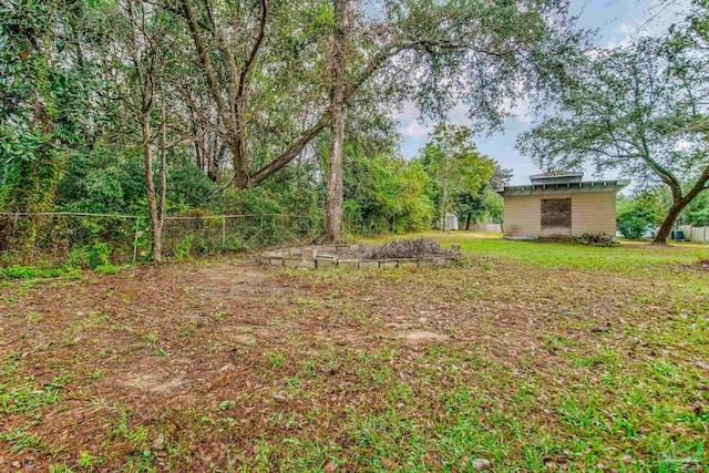 view of yard featuring a shed