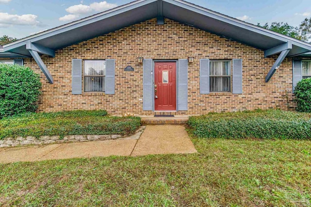 view of front of house featuring a front yard