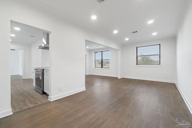 unfurnished room with visible vents, recessed lighting, dark wood-type flooring, and baseboards