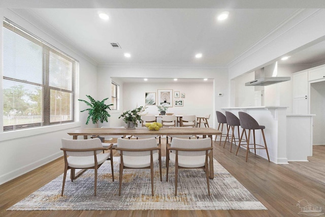 dining area with recessed lighting, visible vents, light wood-style flooring, and crown molding