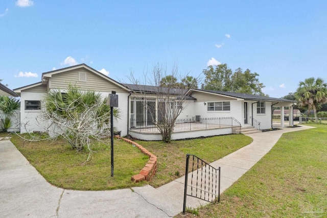 single story home with a front lawn