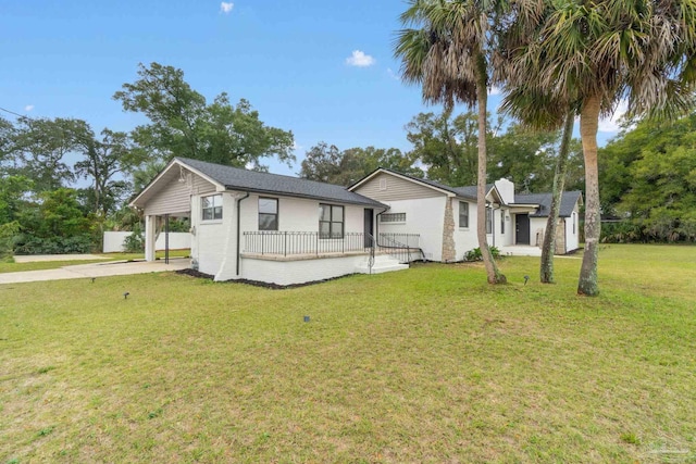 view of front of house featuring brick siding, concrete driveway, and a front lawn