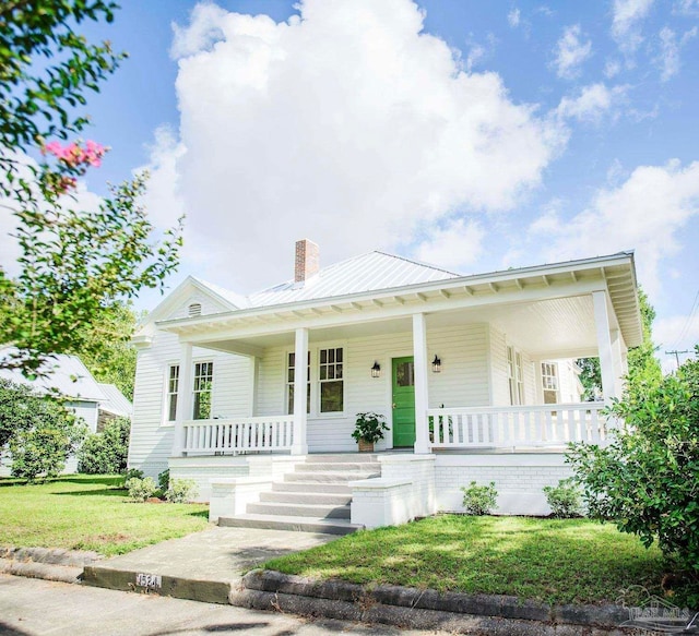 view of front of home with a front lawn and covered porch