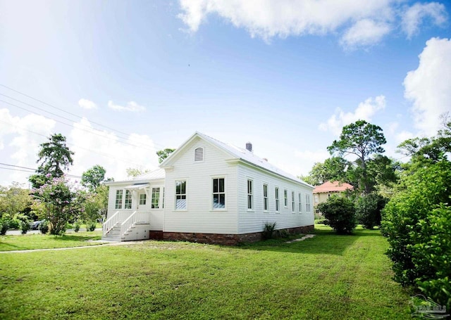 view of front facade with a front yard