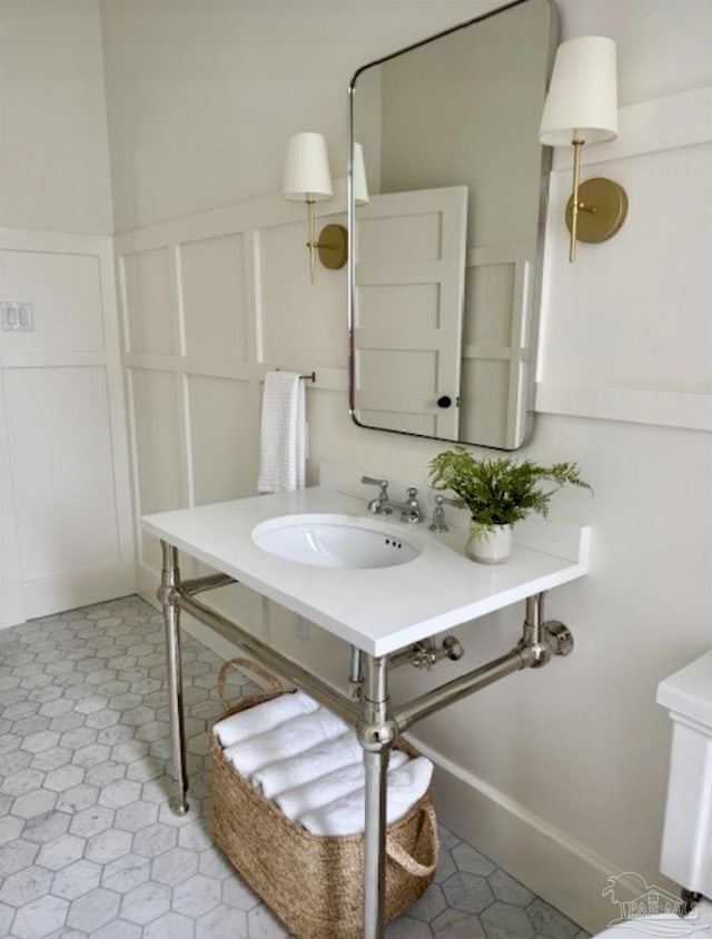 bathroom featuring sink