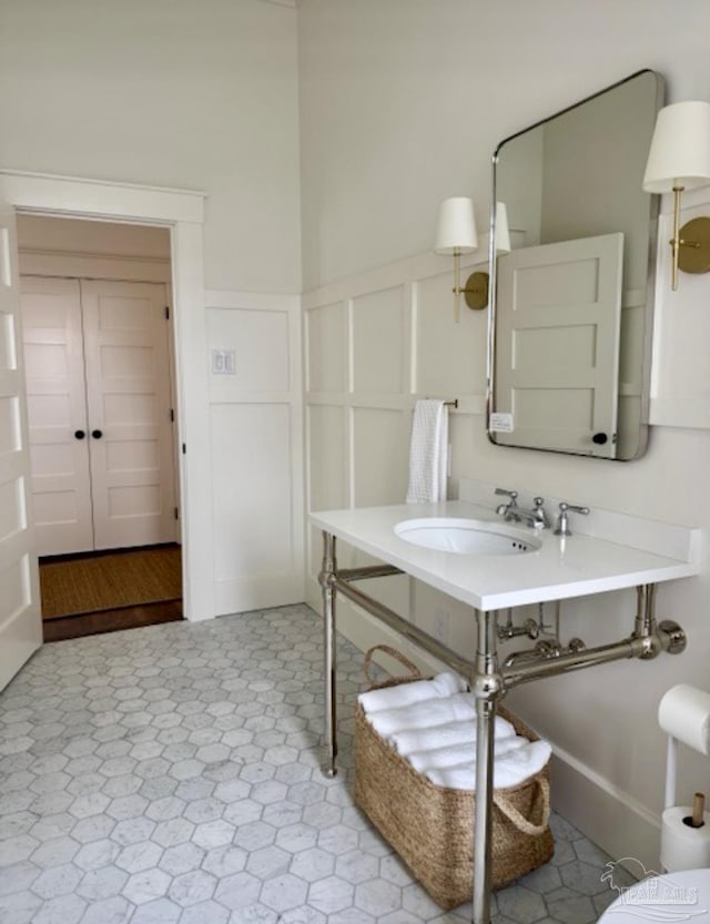 bathroom featuring sink