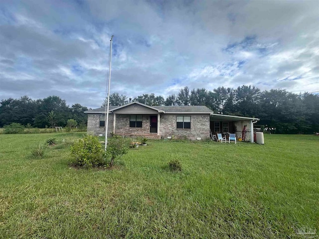 view of front of home featuring a front lawn