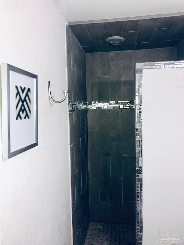 bathroom featuring tiled shower