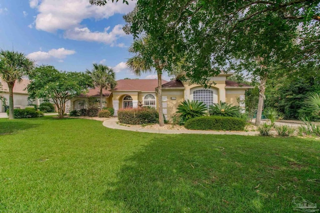 view of front of home featuring a front lawn