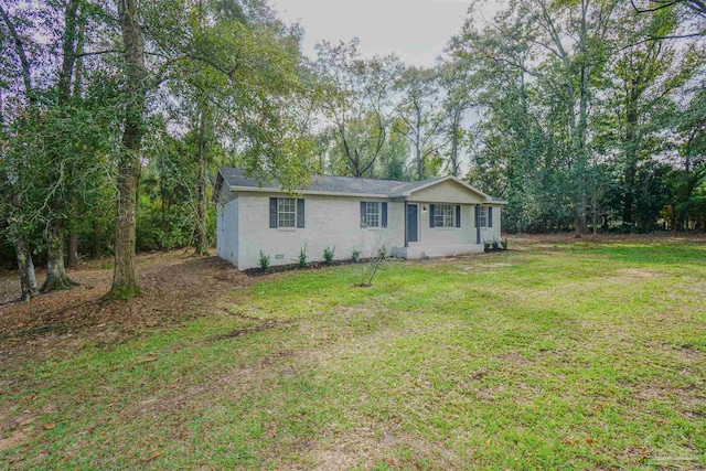 ranch-style house featuring a front yard