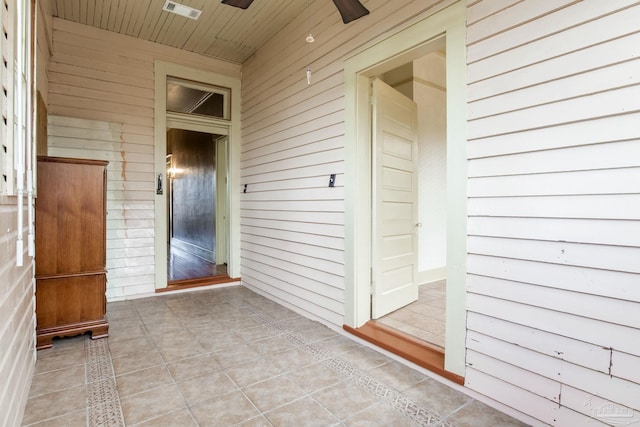 entrance to property with a ceiling fan