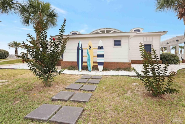 view of front facade with a front lawn