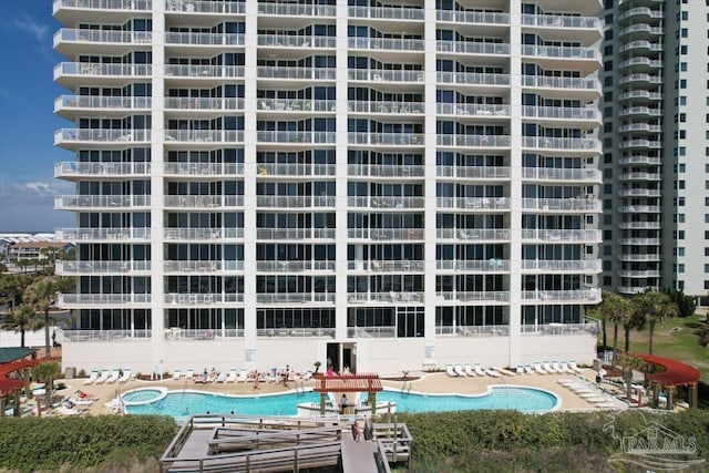 view of swimming pool