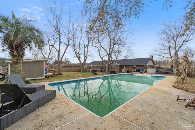 view of swimming pool